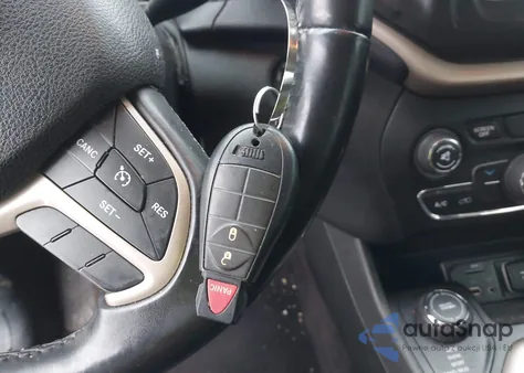 2017 Jeep Cherokee Latitude 4X4 z USA, uszkodzony, nr VIN 1C4PJMCB0HW547343